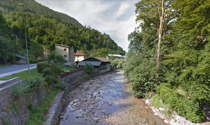 Tako je hiša ob reki izgledala prej, danes pa je na tem mestu le še vetrolov. | Foto: Google Street View