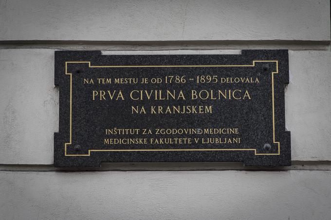 Tabla, ki na današnji stavbi na vogalu Dalmatinove ulice in Slovenske ceste spominja na zgodovino tega kraja. | Foto: Bojan Puhek