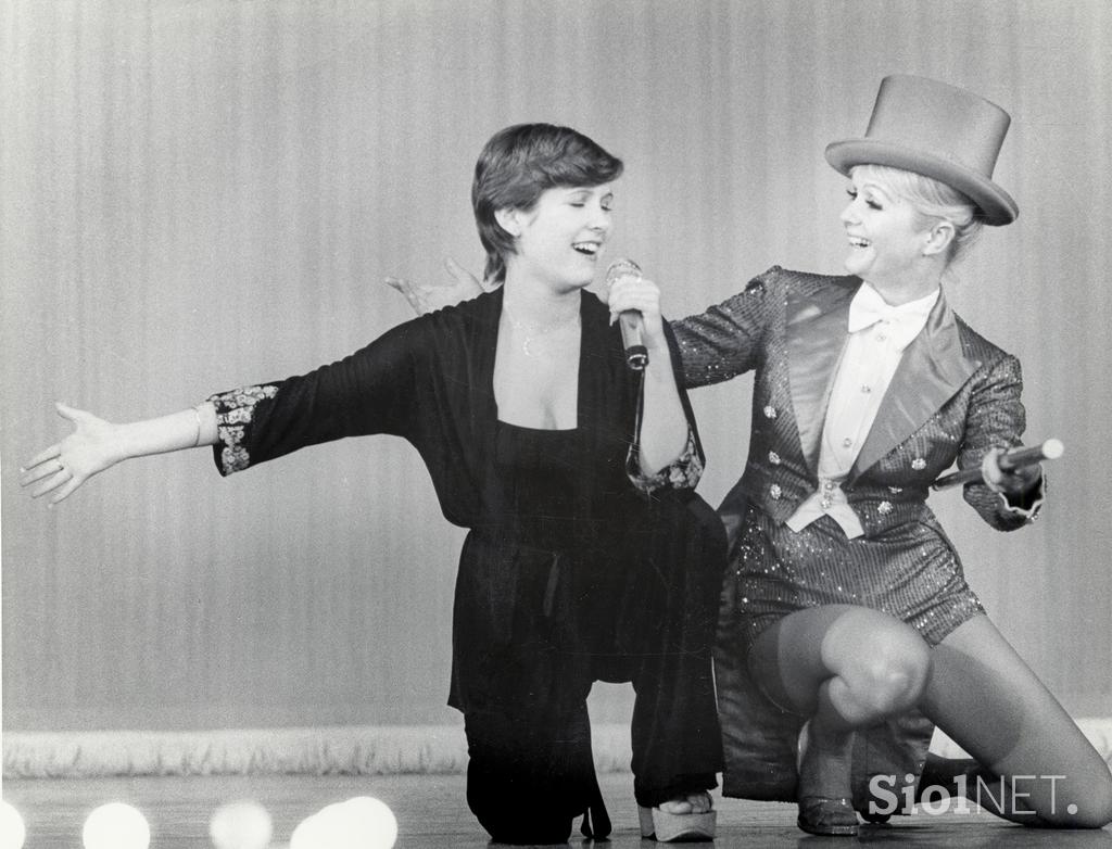 V siju žarometov: Carrie Fisher in Debbie Reynolds