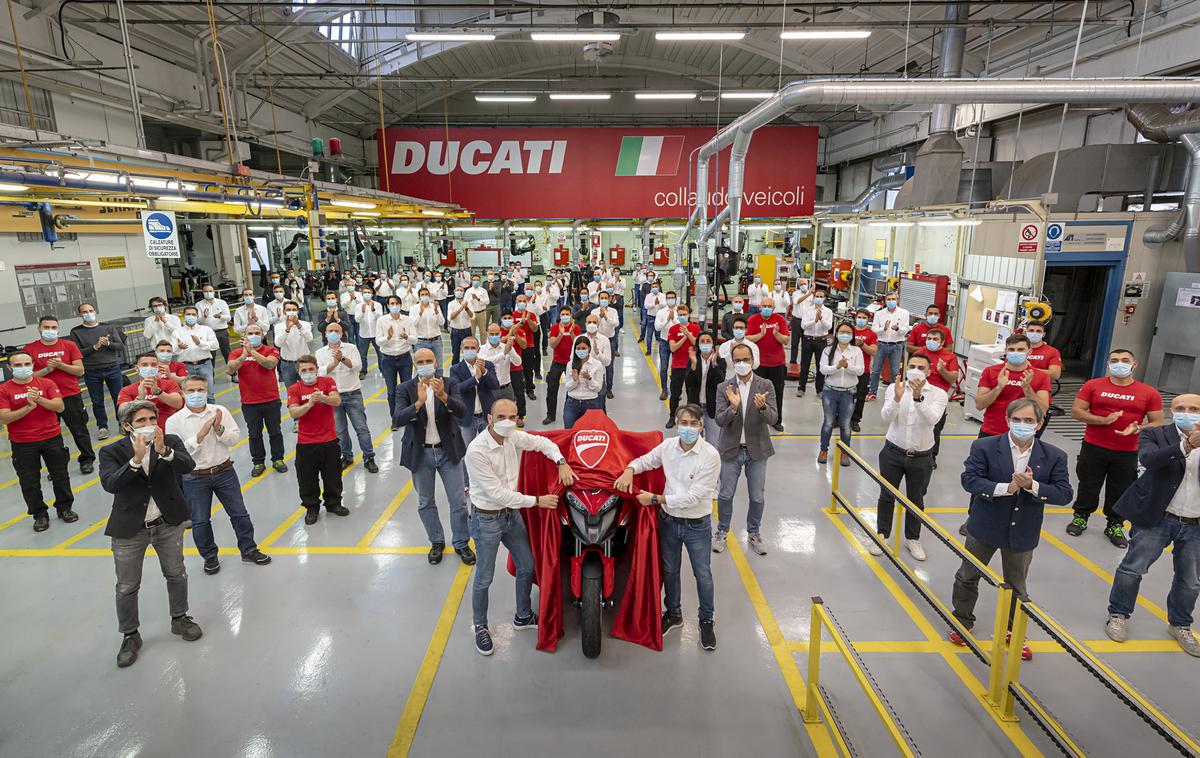 Ducati multistrada V4 | Ducati je že zagnal proizvodnjo za novo generacijo motocikla, ki ga bodo predstavili šele 4. novembra in ima kot prvi vgrajen sprednji ter zadnji radar za nadzor prometa. | Foto Ducati