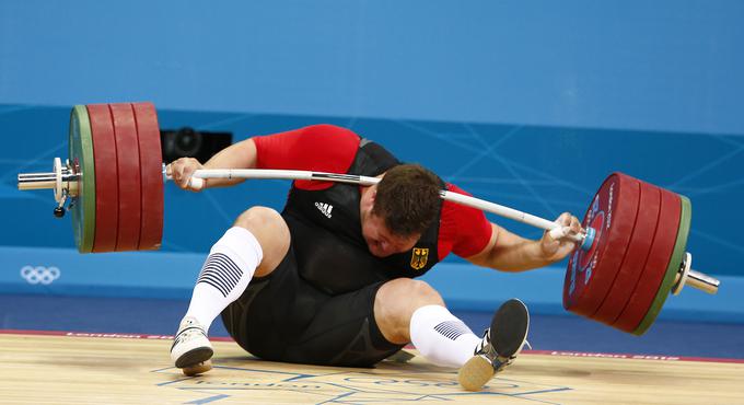 Dviganje uteži je lahko tudi zelo nevaren šport, takole se je zalomilo Nemci Matthiasu Steinerju na igrah v Londonu, ko je poskušal dvigniti 196 kilogramov. Odnesel jo je brez hujših poškodb, a vseeno končal tekmovanje in kmalu za tem tudi kariero. | Foto: Reuters