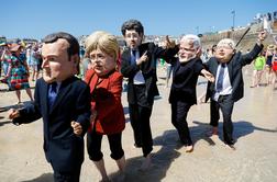 Oblečeni v svetovne voditelje ob robu G7 pozivali k ukrepanju #video #foto