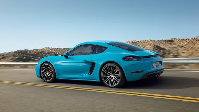 718 cayman ima zdaj močnejši zavorni sistem s 330-milimetrskimi koluti spredaj in 299-milimetrskimi koluti zadaj. Model S ima tudi šest milimetrov debelejše kolute, v katere "grizejo" štiribatne zavorne čeljusti iz modela 911. | Foto: Porsche