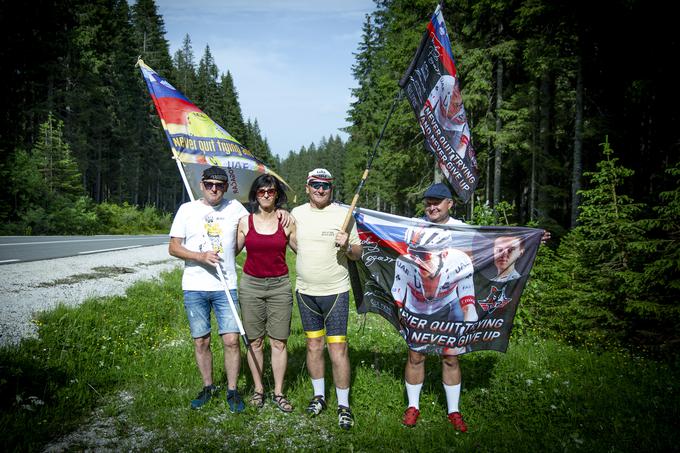 Ob trasi so navijali tudi starši Tadeja Pogačarja in oče Urške Žigart.  | Foto: Ana Kovač
