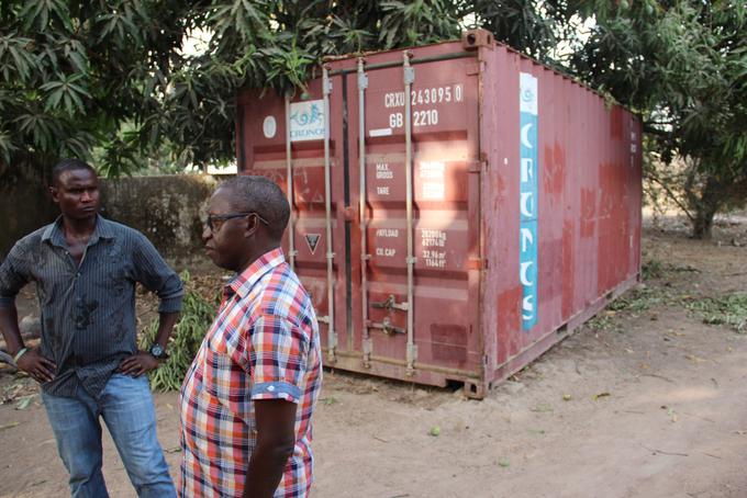 Pomoč so lani v Gvinejo Bissau prepeljali v kontejnerju. Spredaj na fotografiji je Mario, ki je Maji in Katji pomagal pri prevodu, v ozadju pa učitelj športne vzgoje. | Foto: Katja Gaspari Leben