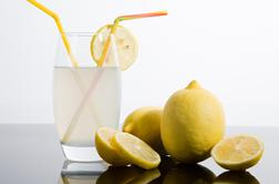 Minuta za zdravje: Topla limonada blagodejno vpliva na prebavo