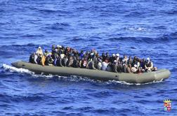 Pred Lampeduso iz prenatrpanih ladij rešili več kot 700 migrantov