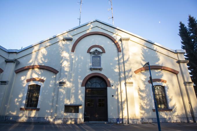 Skupno centralni vodovodni sistem Ljubljane in osem lokalnih vodovodnih sistemov obsegajo pet vodarn Kleče (na fotografiji), Hrastje, Jarški prod, Šentvid in Brest s skupno 44 vodnjaki in več kot 1100 kilometri vodovodnega omrežja z 42 tisoč priključki, so še nekatere od številk, povezanih z oskrbo s pitno vodo v Ljubljani in okolici. | Foto: Bojan Puhek