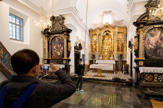 Tudi sodobni romarji, turisti, se radi ustavijo v cerkbi in pozvonijo na zvonu želja.  | Foto: Matic Klanšek Velej/Sportida