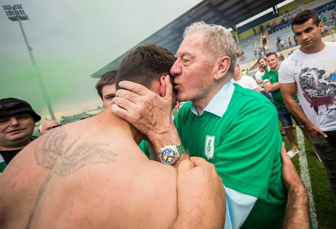 Tako je Milan Mandarić 27. maja poljubljal Roka Kronavetra, strelca zlatega zadetka (1:1), ki je Olimpiji prinesel naslov državnega prvaka. | Foto: Vid Ponikvar