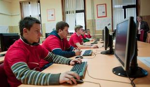 Novomeškemu šolskemu centru podarili 12.000 evrov vredno laboratorijsko opremo