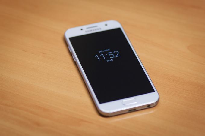 Prikaz Vedno na voljo (Always-On Display) je Samsung prvič predstavil prav pri lanskem Galaxy S7, zdaj pa je to priročno in predvsem varčno funkcijo vpeljal tudi v serijo A.  | Foto: Bojan Puhek