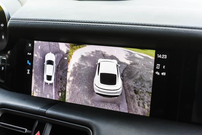 Taycan ima kar štiri digitalne zaslone. Osrednji je namenjen tudi prikazu 360-stopinjske slike okrog avtomobila. Dodaten zaslon lahko med vožnjo pred seboj upravlja tudi sovoznik. | Foto: Gašper Pirman