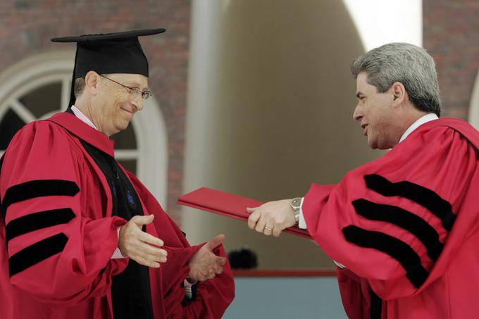 "Samo pomislite, kaj vse bi lahko Bill Gates dosegel, če bi na Harvardu ostal še vsaj dve leti," so se ob predaji častnega doktorata najbogatejšemu človeku na svetu in predsedniku enega največjih tehnoloških podjetij pošalili na Harvardu. | Foto: Reuters