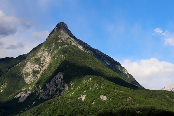 Gore Svinjak se je zaradi piramidaste oblike oprijel vzdevek bovški Matterhorn. | Foto: Matej Podgoršek/Planet TV