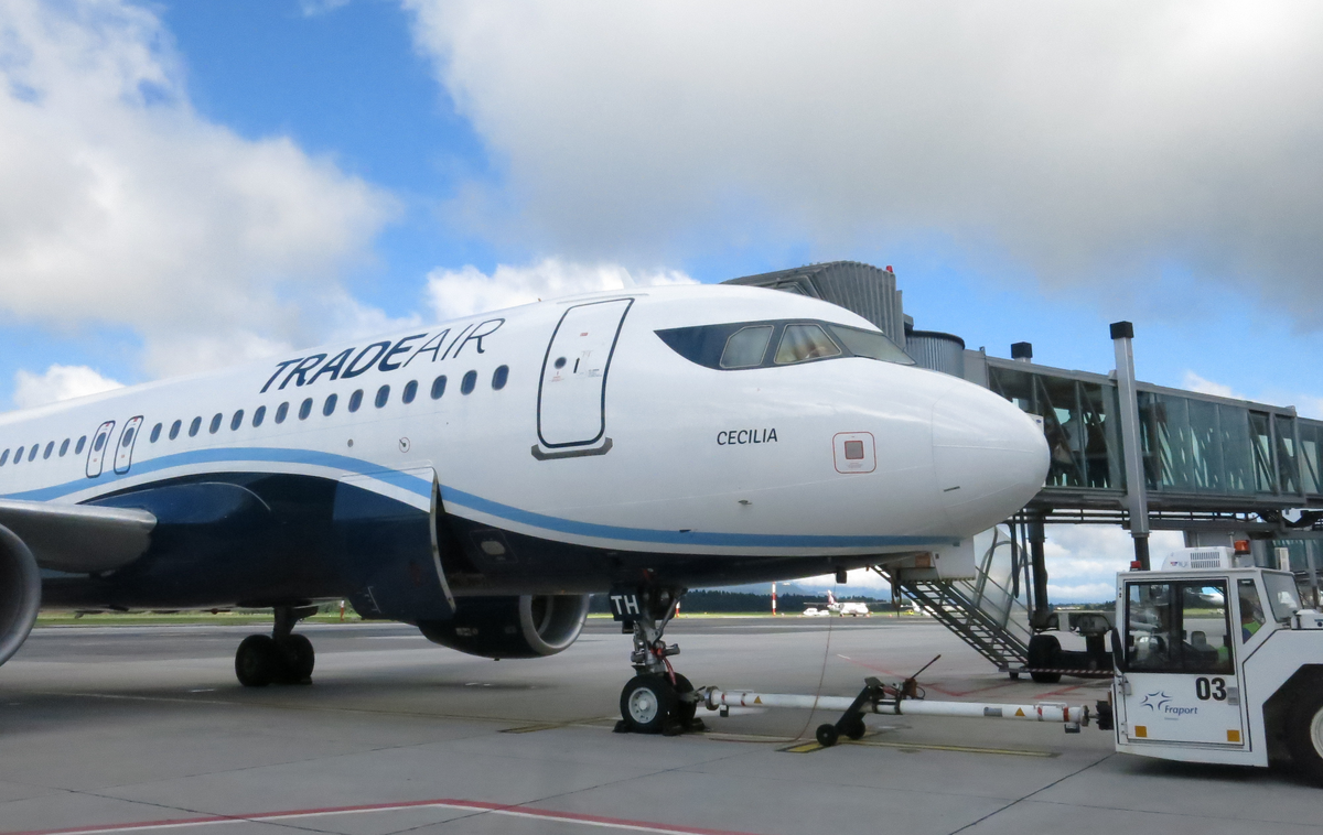Letalo | Pilota letala Airbus A320 sta se zaradi slabšega delovanja enega od motorjev vrnila na letališče. | Foto STA