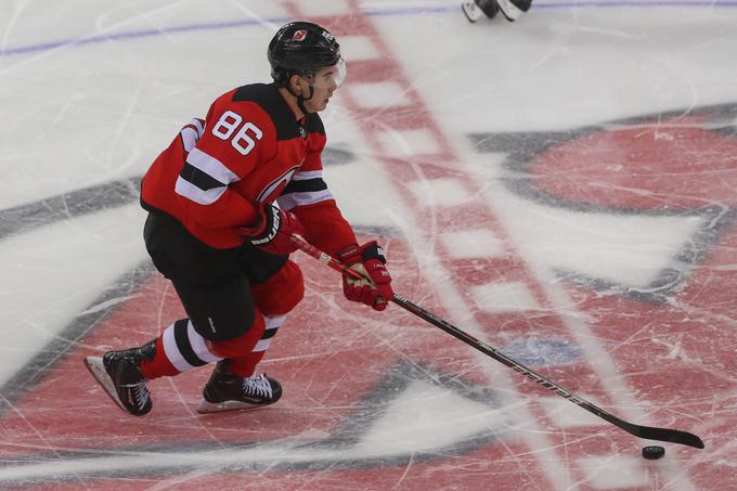 Prvi izbor letošnjega NHL nabora Jack Hughes je dočakal prvo NHL točko, njegov New Jersey Devils pa je po šestih zaporednih porazih le prišel do prve zmage. | Foto: Reuters