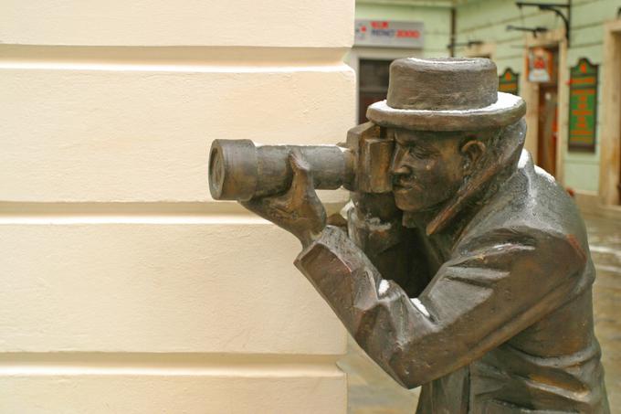 Paparazzi je eden od novejših članov skupine bratislavskih pouličnih kipov, ki so pred dvema desetletjema začeli polniti strani turističnih vodnikov o slovaški prestolnici.  | Foto: Thinkstock