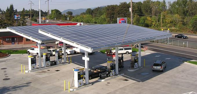 Total bo sončne celice namestil na strehe pet tisoč svojih bencinskih servisov. | Foto: Total