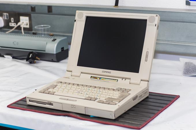 Antični računalnik je za servisiranje superšportnika pomemben zato, ker je zaradi ene od komponent, kartice CA, praktično edina naprava, prek katere je mogoče komunicirati z elektroniko na krovu F1. Njeni čipi namreč še vedno razumejo le DOS, v zgodnjih devetdesetih prevladujoči računalniški operacijski sistem. | Foto: 