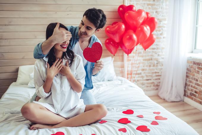 V domač prostor se je letos preselilo tudi nakupovanje daril za valentinovo, kar 45 odstotkov vprašanih je namreč odgovorilo, da bodo te nakupe opravili prek spleta. | Foto: Getty Images