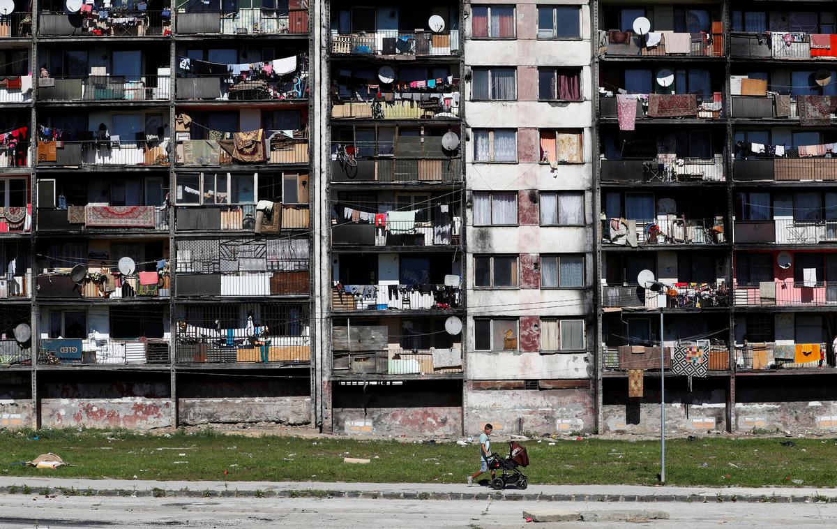 Romsko naselje | Vonj sveže opranega perila se meša s smradom iz kanalizacije, opisujejo tisti, ki so naselje obiskali. | Foto Reuters