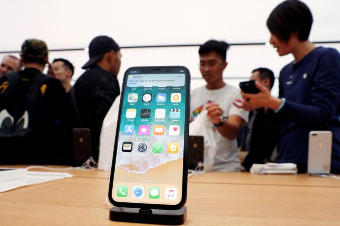 iPhone X | Vse kaže na to, da bodo novi pametni telefoni iPhone letos sledili oblikovnemu zgledu, ki ga je lani postavil iPhone X (na fotografiji). | Foto Reuters