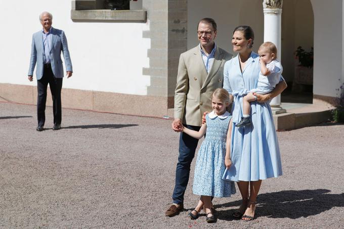 Karl XVI. Gustav (levo) se je odločil, da bosta nazive in status obdržala oba otroka najstarejše hčerke in prestolonaslednice Viktorije.  | Foto: Getty Images
