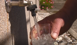 Več kot 140 tisoč Slovencev pije onesnaženo vodo #video