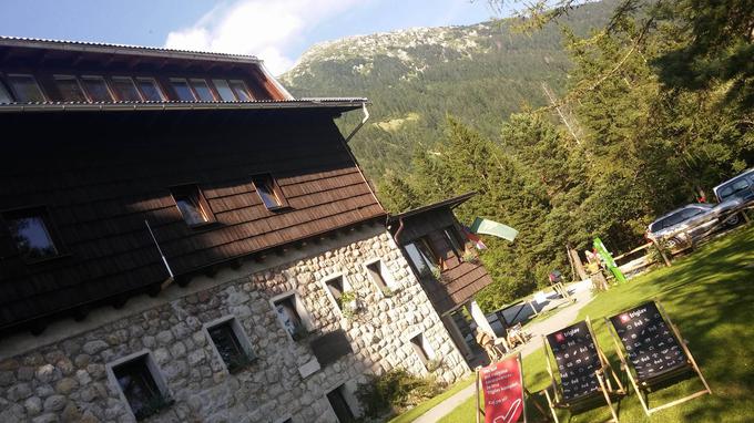 Valvasorjev dom pod Stolom je ciljna in izhodiščna točka. Največ planincev pot nadaljuje do Stola in okoliških vrhov. | Foto: Alenka Teran Košir