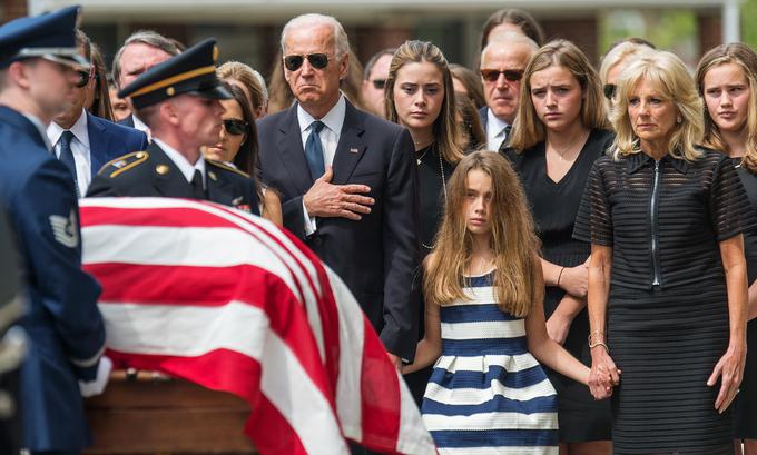 Leta 1972 je Biden v tragični avtomobilski nesreči izgubil prvo ženo in enoletno hčerko. Leta 2015 se je moral za vedno posloviti od svojega sina Beauja, ki se je od leta 2010 bojeval z možganskim tumorjem. Na fotografiji: pogreb Beauja Bidna. | Foto: Reuters