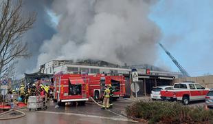 V Šentvidu pogasili požar v večjem skladiščnem objektu