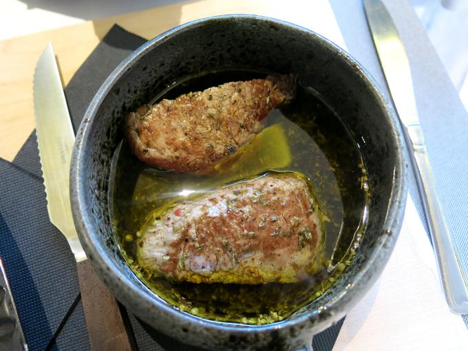 Biftek v kisu in olju | Foto: Miha First