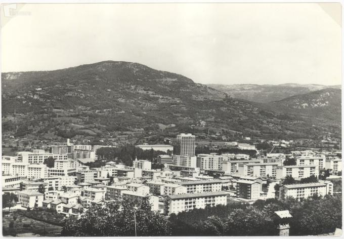 Panoramska razglednica Nove Gorice, ki je bila junija 1966 poslana v Laško. Posnetek 
prikazuje štiri enonadstropne stavbe tedanje gimnazije in dijaškega doma (desno od nebotičnika). | Foto: Kamra.si