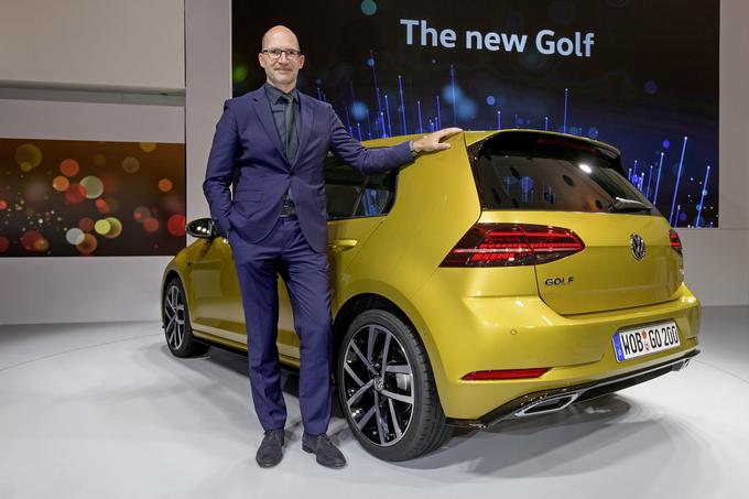 Volkswagnov prvi oblikovalec ob prenovljenem golfu. Zunanjost je ostala praktično nedotaknjena. Zmagovitega konja se pač ne menja ... | Foto: Volkswagen