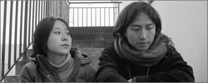 Dvaindvajsetletna Muzi se odpravi domov na praznovanje kitajskega novega leta. Tu se ponovno pogrezne v vloge hčerke, polsestre in partnerke, med melanholičnim pohajkovanjem po mestu, ki se zdi tako domače in hkrati tuje, pa išče svoj kotiček pod soncem. Zmagovalni film festivala v Rotterdamu. (Sekcija Perspektive.) | Foto: 