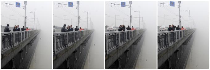Največ samomorilskih skokov z mostov se zgodi na Kitajskem. Tale šokantna serija fotografij je nastala leta 2013, prikazuje pa fanta in dekle, ki sta eden za drugim skočila z mostu čez reko Jangce v mestu Wuhan. Svetovni rekorder po številu samomorov je sicer 70 metrov visok most v kitajskem velemestu Nanjing. | Foto: 