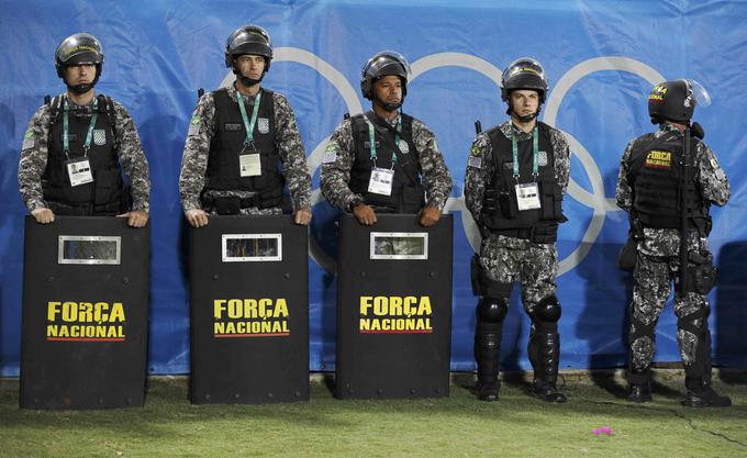 "Prihajalo je do incidentov, vendar je to del družbene realnosti tu v Riu. To se ne dogaja samo na olimpijskih igrah," o varnosti v Riu pravi Bach. Za varnost je sicer skrbelo prek 85 tisoč pripadnikov varnostnih sil. | Foto: Reuters