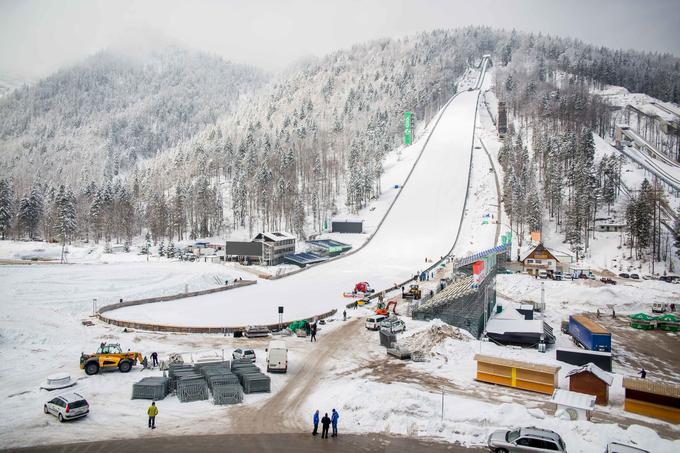 Dolina pod Poncami tudi konec marca kaže povsem zimsko podobo. Organizatorji zato pozivajo obiskovalce, da se na ogled tekme ustrezno (zimsko) pripravijo. | Foto: Žiga Zupan/Sportida