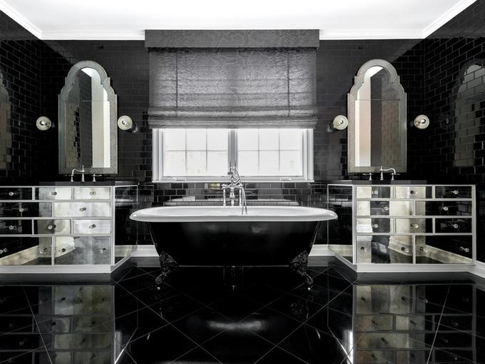 V črnino in ogledala odeta kopalnica | Foto: Zillow
