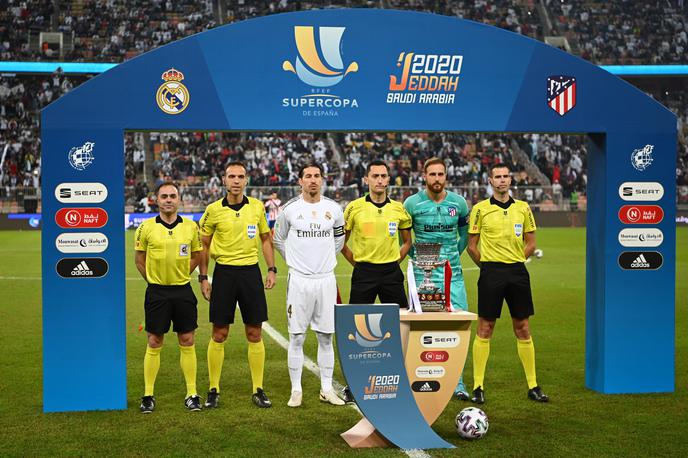 Jan Oblak | Takole je Jan Oblak v družbi kolega iz Real Madrida Sergia Ramosa kot kapetan Atletica pred začetkom superpokala poziral ob sodnikih in lovoriki. | Foto Reuters