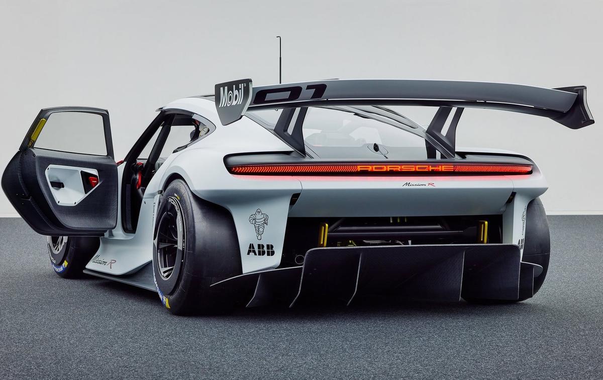 Porsche R mission concept | Porsche je lani pokazal koncept električnega dirkalnega avtomobila, ki je nastal na caymanovi zasnovi. Novi električni 718 pa ne bo imel ničesar skupnega z obstoječim avtomobilom. | Foto Porsche