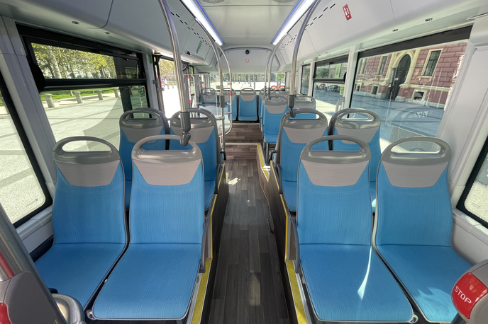avtobus vodik LPP | Število potnikov v mestnem prevozu se je lani v primerjavi z letom 2013 zmanjšalo za 21 odstotkov, v medkrajevnem avtobusnem prevozu za tri odstotke in v notranjem železniškem prevozu za 13 odstotkov. | Foto Gregor Pavšič