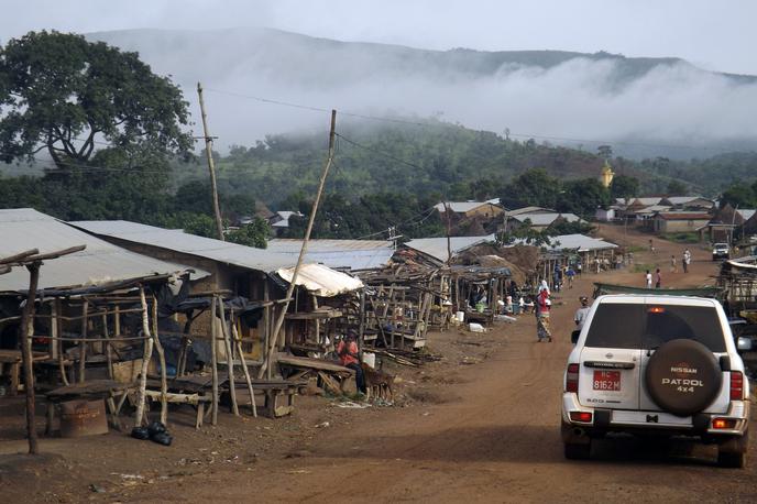 Hribovje Simandou v Gvineji | Gvineja je ena najrevnejših držav na svetu. Na fotografiji vidimo v ozadju gvinejsko hribovje Simandou, kjer je več sto milijard evrov vredno nahajališče železove rude.  | Foto Reuters