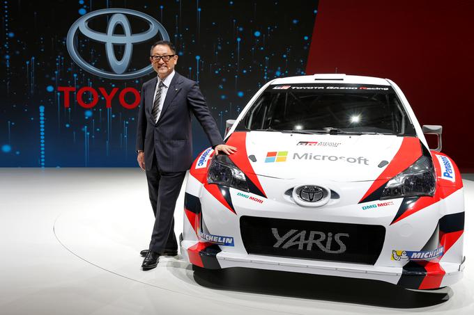 Predsednik Toyote, 60-letni Akio Toyoda, je osebno podprl vrnitev japonske znamke v svetovno prvenstvo v reliju. Toyoda je dirkalnik yaris WRC razkril v Parizu. | Foto: Reuters