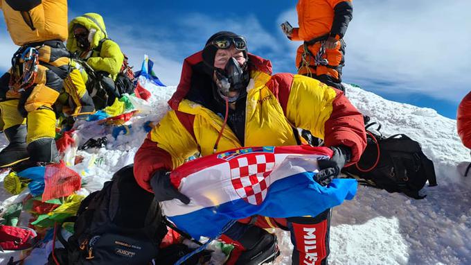 Mario Celinić je 23. maja 2021 stopil na vrh Everesta, z 8.848 metri najvišjo goro na svetu. Celinić je šesti Hrvat, ki se je povzpel na najvišjo točko sveta. Pred njim je to uspelo Stipetu Božiću (v letih 1979 in 1989) in štirim članicam ženske alpinistične odprave (sestrama Dariji in Iris Bostjačić, Eni Vrbek in Mileni Šijan). | Foto: osebni arhiv/Lana Kokl