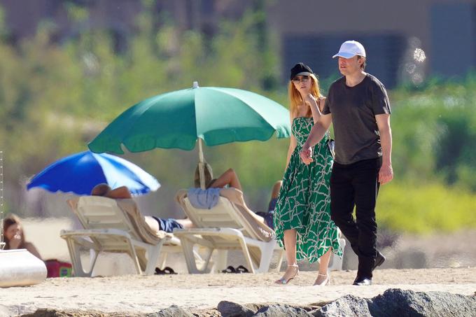 Po kosilu sta se z roko v roki sprehodila še po plaži. | Foto: Profimedia