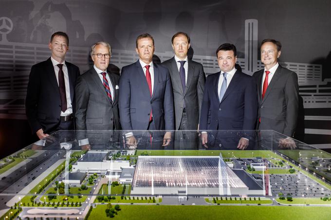 Predstavitev 3D-modela nove tovarne Mercedesa v Rusiji. Drugi z desne je Andrej Vorobjov, guverner okrožja Moskve. | Foto: Mercedes-Benz