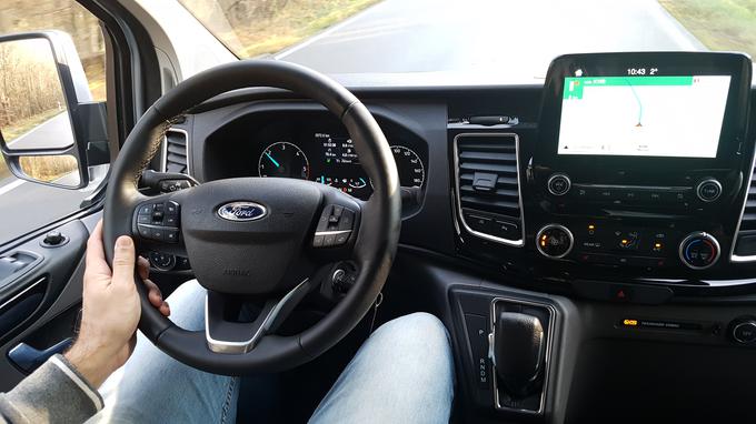 Položaj za volanom je odličen in prilagodljiv, tudi vozno je Fordov kombi zelo prepričljiv. Osrednji digitalni zaslon nudi infozabavni sistem Sync 3. | Foto: Gregor Pavšič