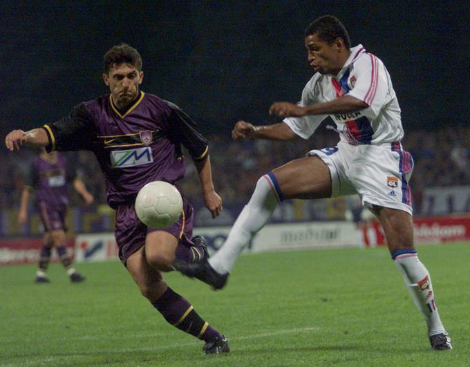 Maribor je pred 24 leti senzacionalno v zadnjem krogu kvalifikacij za ligo prvakov izločil bogati francoski klub Lyon, za katerega je takrat nastopal tudi brazilski zvezdnik Sonny Anderson. Tako ga je pokrival nekdanji obrambni steber vijolic Marinko Galić. | Foto: Reuters